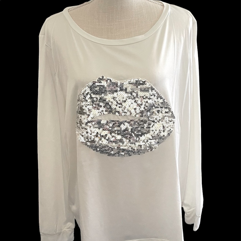 Ladies long sleeve white tee w large lip print sequin appliqué